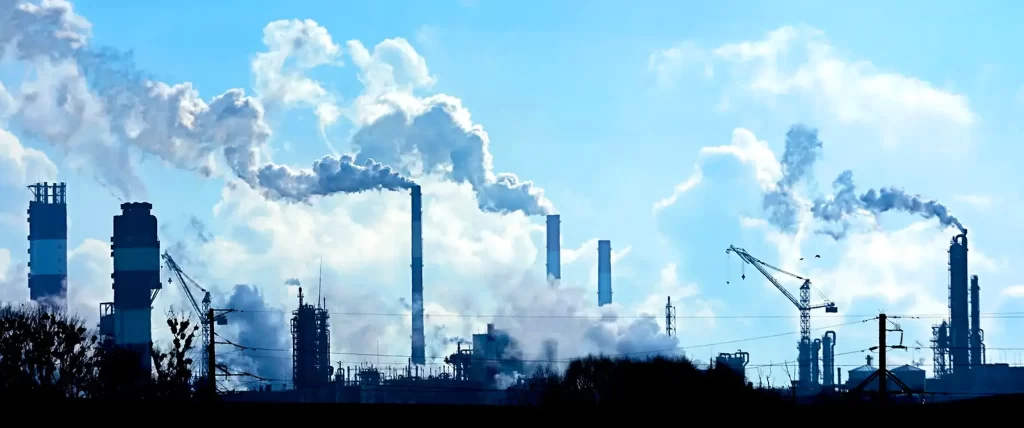 排放污染物的工业烟囱照片