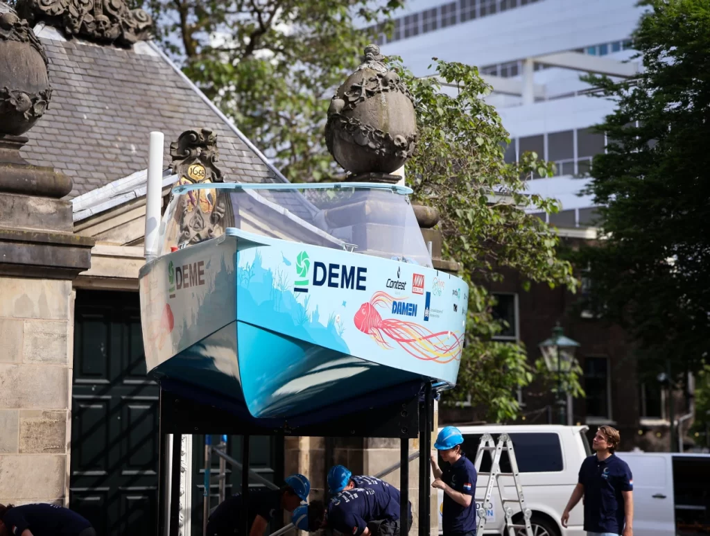 Mira 在正式发布会上,Hydro Motion Team 的 2025 年液氢动力船。